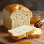 Pão caseiro fácil e fofinho com mel, pronto para ser servido.