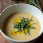 Sopa de Grão com Couve Nutritiva pronta, servida em uma mesa rústica.