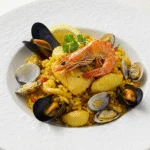 Arroz de Marisco à Moda de Espinho Saboroso, um prato rico em frutos do mar e sabores vibrantes.
