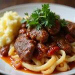 Bola de carne à moda antiga perfeitamente servida com purê de batatas, ideal para almoços familiares.