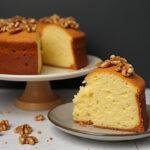 Bolo de nozes torradas acabado, perfeito para festa e celebrações.