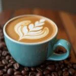 Finished chavenas de cafe with latte art, presenting the essence of artisanal coffee.