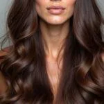 Beautifully styled chocolate hair, showcasing a stunning castanho cabelo finish.