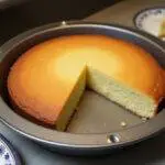 Bolo perfeitamente assado na forma antiaderente, pronto para servir em uma mesa de festa.