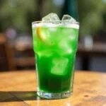 Refreshing hortelã-pimenta drink served outdoors, perfect for warm days.