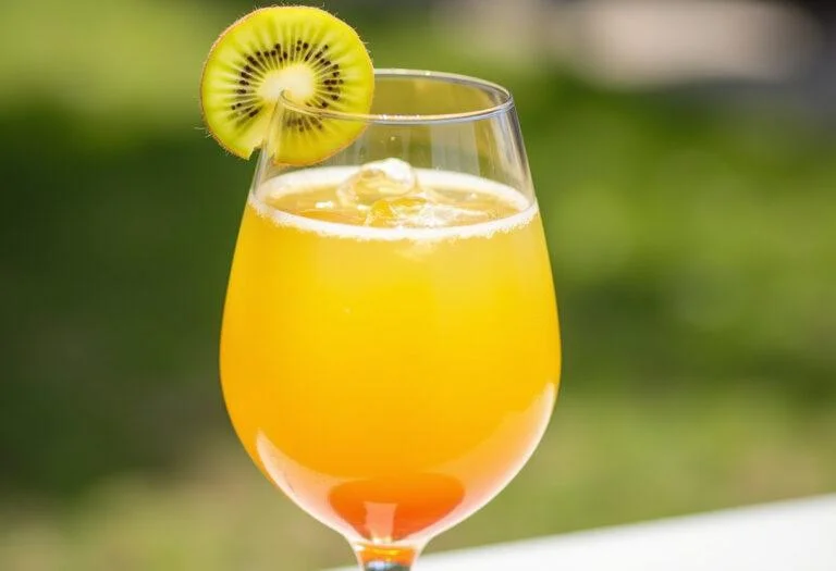 Finished Kiwi Amarelo Natural drink, highlighting the vibrant taste of yellow kiwi.