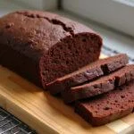 Pão de alfarroba acabado, exibindo textura rica e saborosa, perfeito para servir.