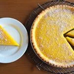 Finished Tarte de Maçã Simples com massa folhada, ready to be served.