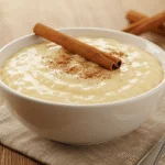 Bowl de arroz doce à moda antiga decorado com canela, perfeito para sobremesa.