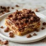 Imagem de um prato branco com vários brigadeiros gourmet de café decorados com pó de cacau e grãos de café, apresentando uma textura cremosa e brilhante, dispostos elegantemente em fileira sobre uma toalha de mesa colorida, com iluminação suave destacando o brilho dos doces.