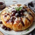 Imagem de uma travessa retangular com camadas de uvas roxas e verdes, cobertas com uma camada de creme branco e polvilhadas com raspas de limão, apresentada de maneira elegante e convidativa, com um fundo neutro e iluminação que realça a textura cremosa e as cores vibrantes das frutas.